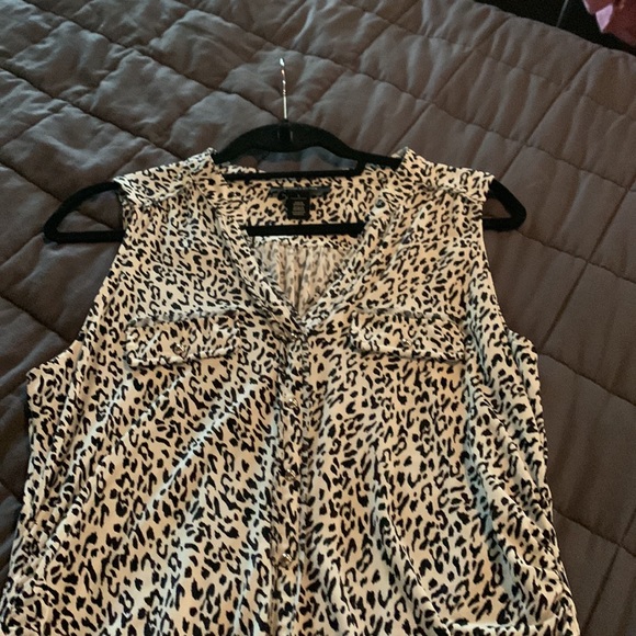 Sleeveless blouse.  Bottom down. Perfect - Picture 2 of 6